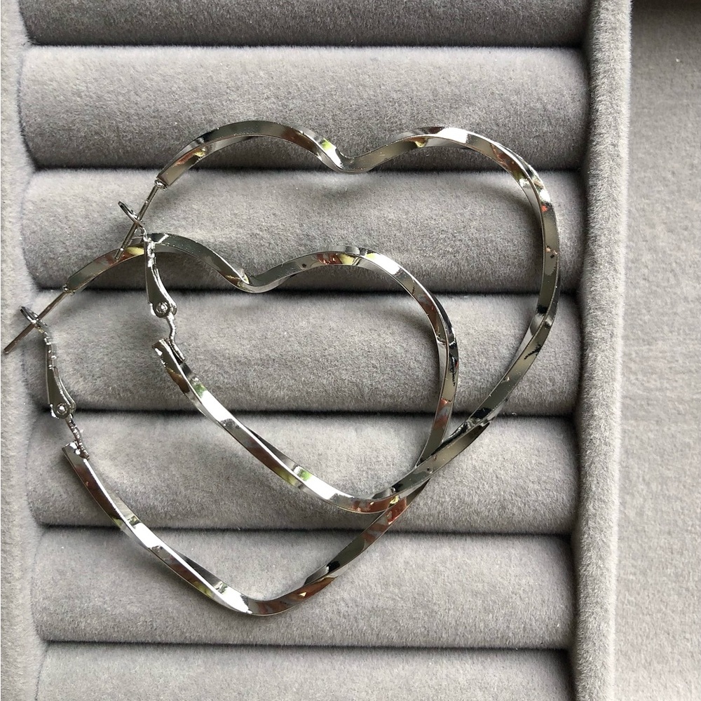 ✨Silver Heart Hoop Earrings